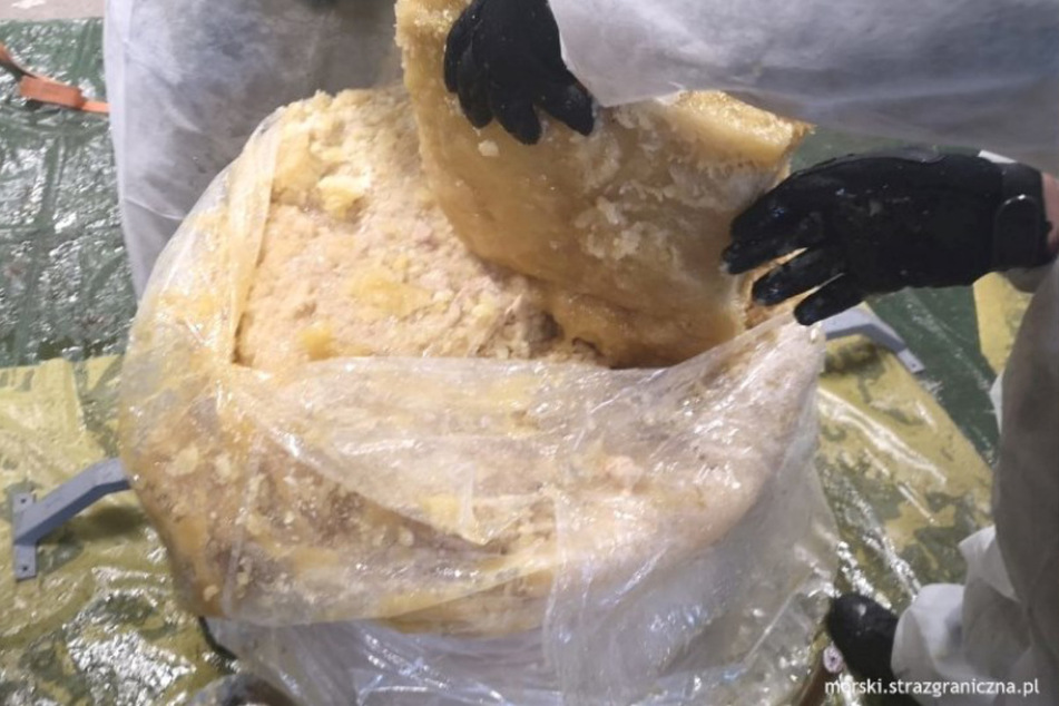 Das Ananas-Fruchtmark befand sich in Fässern, die zerschlagen wurden. Schließlich kam im Kern die weiße Substanz zum Vorschein.