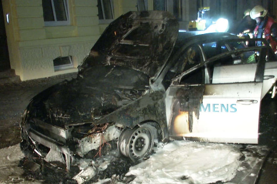 Die Feuerwehr konnte den Wagen nicht mehr retten. Auch die Ausrüstung des Siemens-Mitarbeiters wurde zerstört.