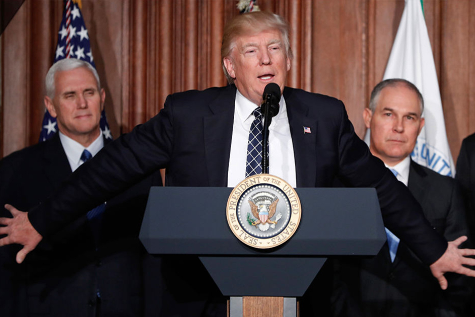 Trump mit seinem Vize Mike Pence (l.) und dem Chef der US-Umweltbehörde EPA, Scott Pruitt.