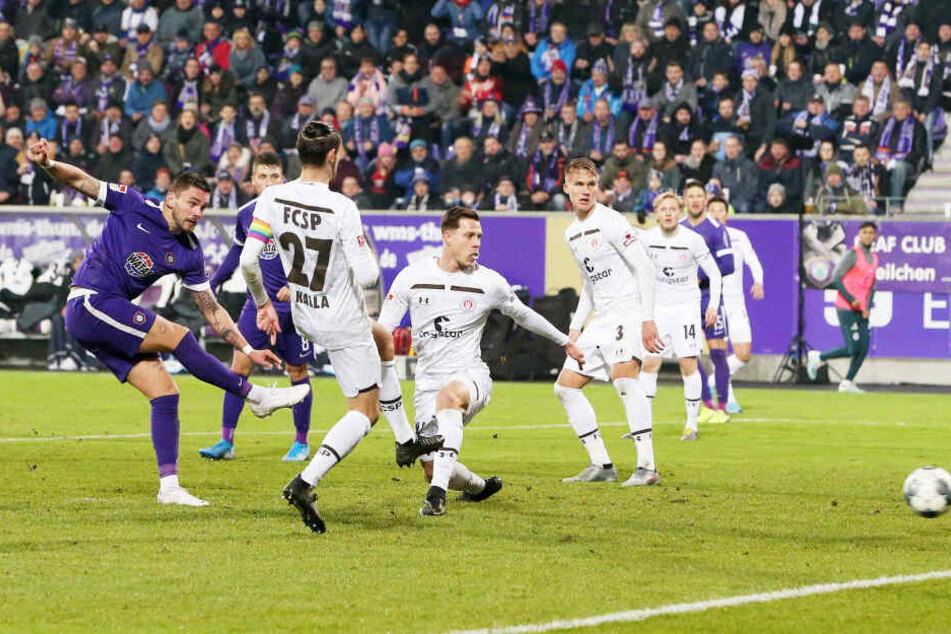 Pascal Testroet hat abgezogen, der Ball schlägt zum 3:1 im Gehäuse des FC St. Pauli ein, der fünfte Heimsieg des FCE ist perfekt.