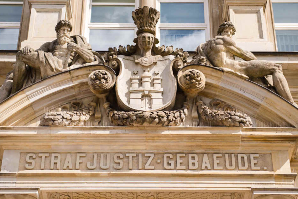 Die Staatsanwaltschaft Hamburg fordert vier Jahre Haft.