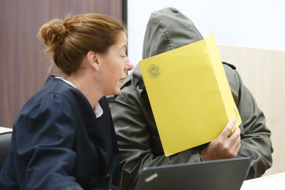 Tote Rentnerin in Koffer gesteckt: Angeklagter bricht sein Schweigen