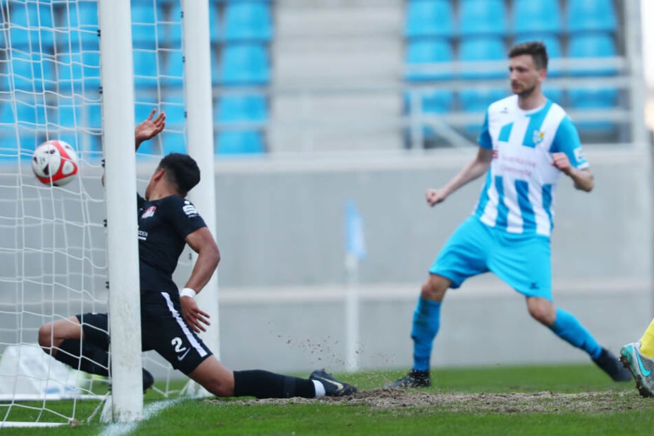 Treffer zum 1:0 durch Torschütze Kostadin Velkov (nicht im Bild), Torwart Oguzhan Matur kann den Ball nicht mehr stoppen.