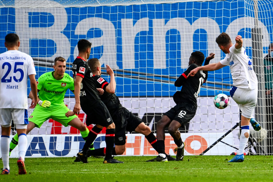 Klaas-Jan Huntelaar (r.) zieht ab und trifft zum 1:2-Anschlusstreffer, der letztlich wertlos blieb.