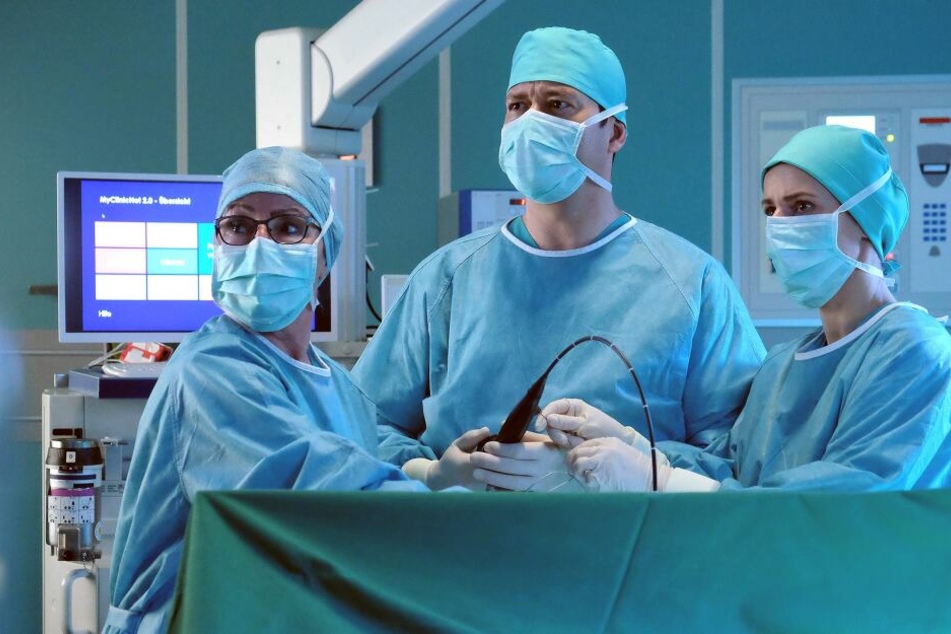 Beim Eingriff finden Dr. Philipp Brentano und Dr. Maria Weber (r.) etwas Ungewöhnliches.