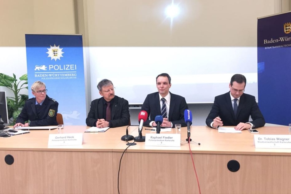 Die Vertreter der Polizei und Staatsanwaltschaft Karlsruhe sowie Jana Ulbricht von der Polizeidirektion Dresden.