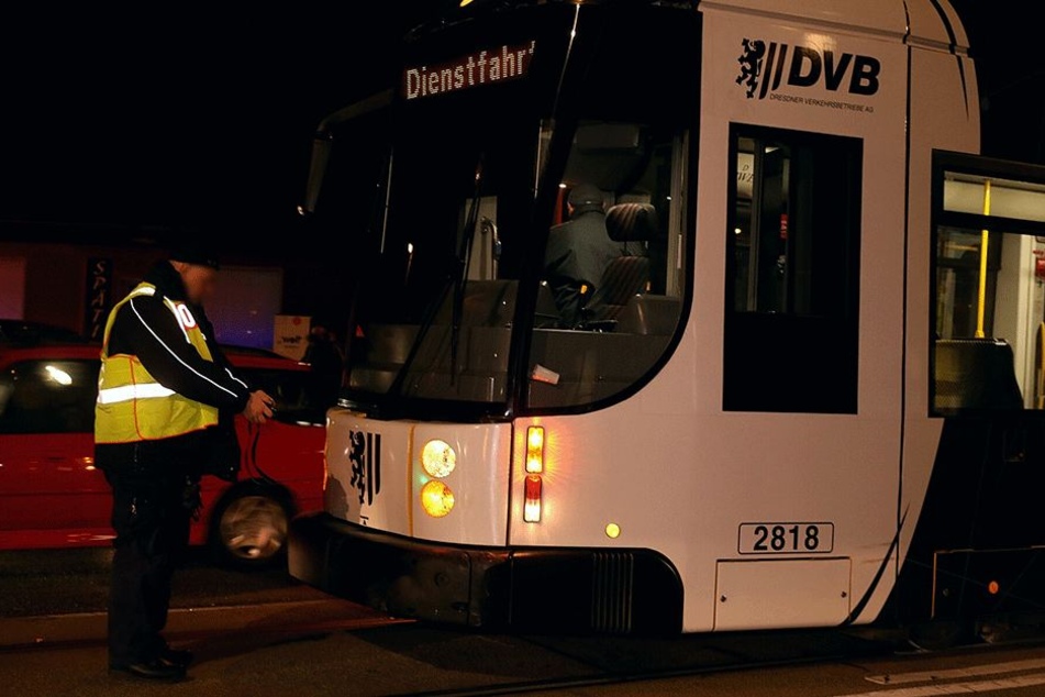 Die Tram wurde leicht beschädigt.