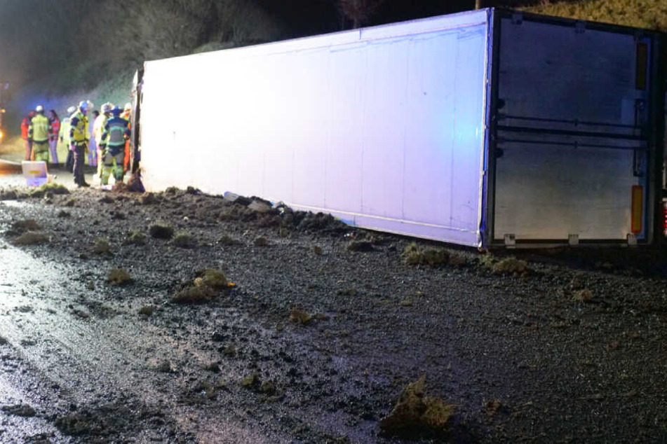 Der Lkw kippte um, wobei der Fahrer in seinem Führerhaus eingeklemmt wurde.