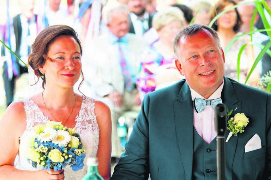 Stefanie und Gunter feierten vor wenigen Tagen auf der großen Wiese am Carolaschlößchen ihre Hochzeit - ergriffen lauschen sie der Rede von Karl-Heinz Bellmann.