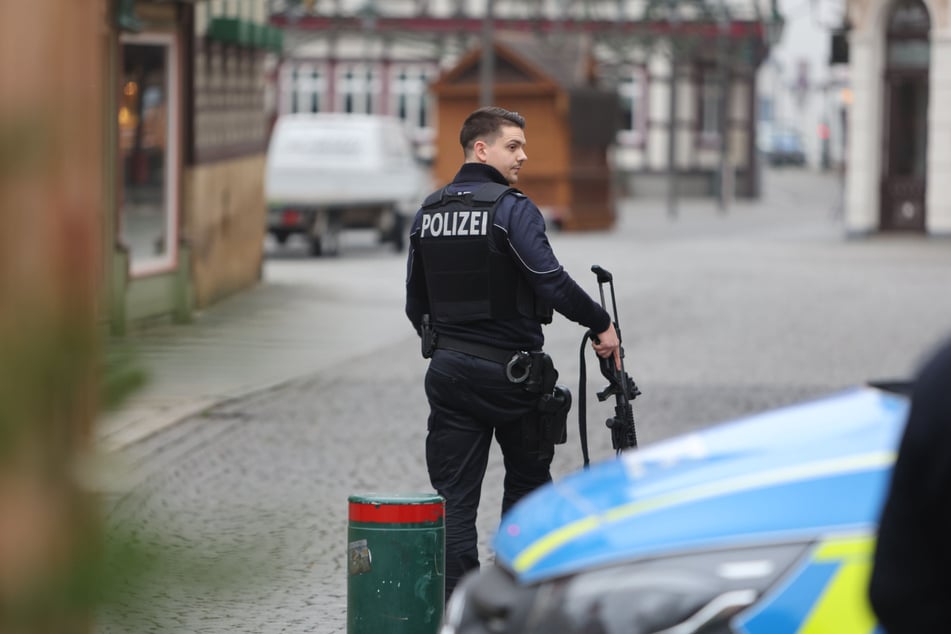 Die Polizei durchkämmte die Innenstadt nach einer möglichen Bombe.