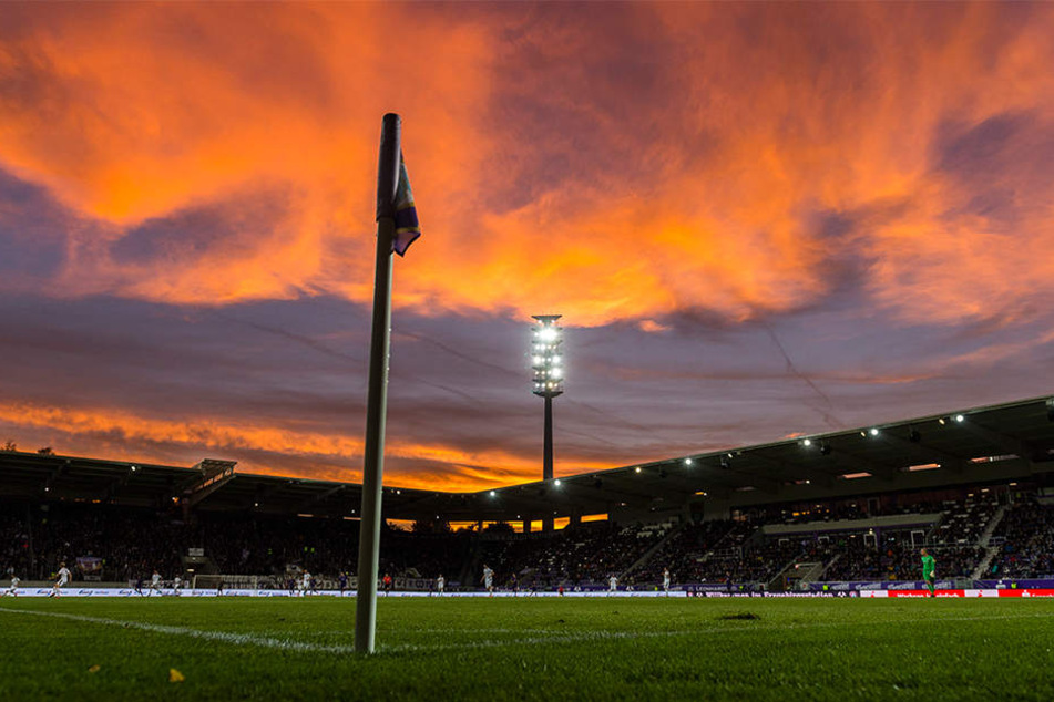 Zumindest der Himmel bot den Besuchern im Erzgebirgsstadion ein prächtiges (Farben-)Spiel.