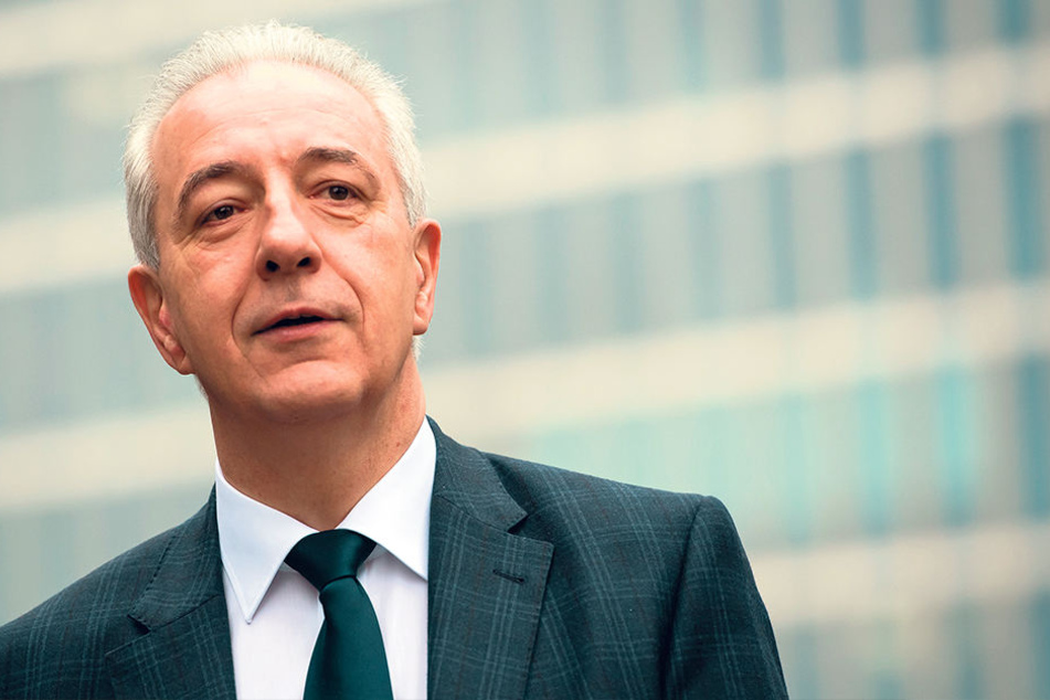 Ministerpräsident und CDU-Chef Stanislaw Tillich (58) spricht mit Blick auf
die NPD-Kontakte von „Einzelfällen“.