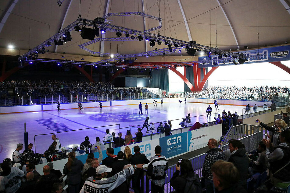 Normalerweise wird auf der Eisfläche im Kohlrabizirkus Eishockey gespielt. Doch samstags verwandelt sich die Halle in eine große Disco.