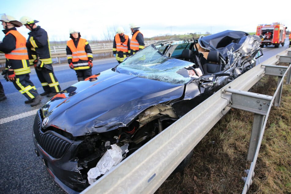 Unfall A38: Schwerer Unfall auf der A38: Skoda-Fahrer kracht in Lkw