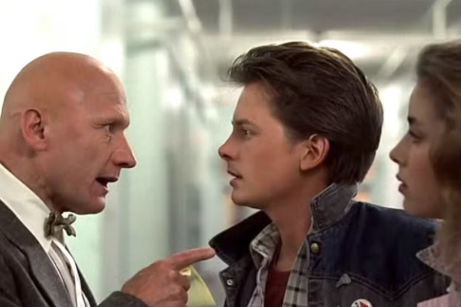 James Tolkan zusammen mit Michael J. Fox (64) und Lea Thompson (64) in einer Szene des Science-Fiction-Klassikers "Zurück in die Zukunft".