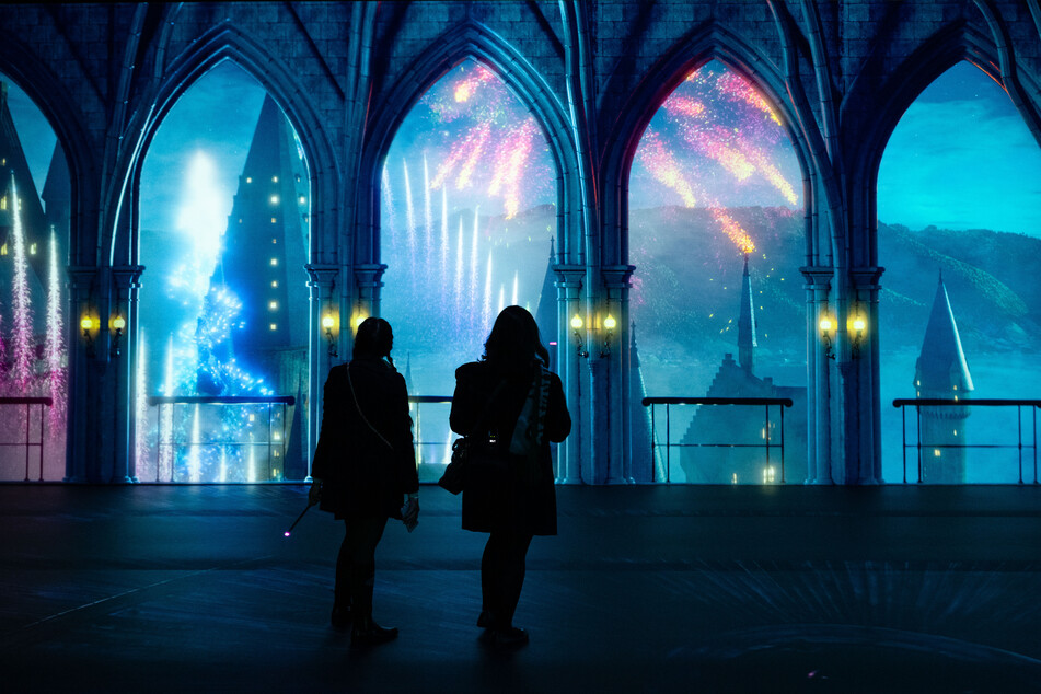 In der interaktiven Ausstellung können Besucher ab dem 8. Dezember 2023 die Schauplätze der Harry-Potter-Welt entdecken.