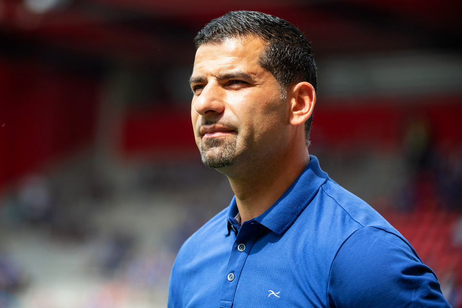 S04-Coach Dimitrios Grammozis (43) sprach nach dem Debakel Klartext, steht bei den Fans aber selbst im Kreuzfeuer der Kritik.