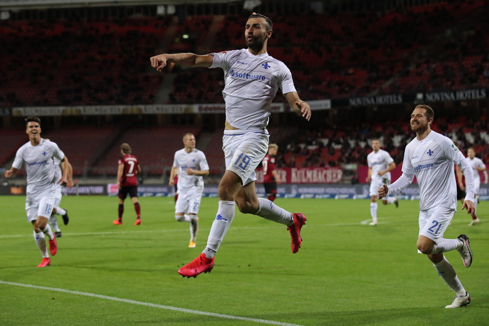 Darmstadts Serdar Dursun (m.) bejubelt seinen Treffer zum zwischenzeitlichen 1:1.
