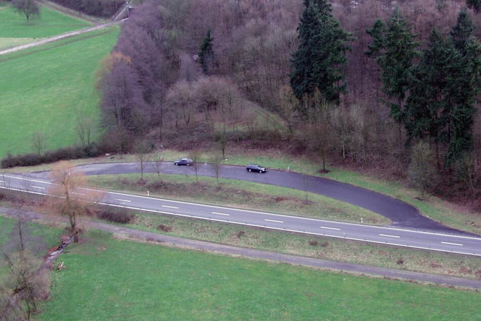 So sah der Parkplatz "Azert" an der Landstraße L141 in der Nähe von Trier zwischen den Ortschaften Hetzerath und Schweich, an dem Simones Leiche gefunden wurde, im Jahr 2003 aus.