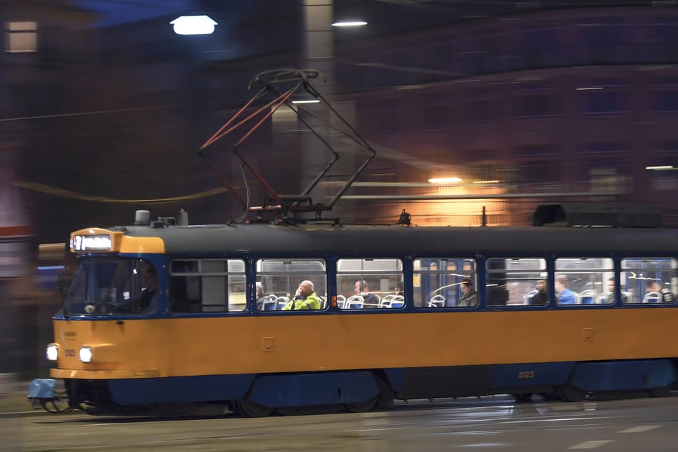 Ein 20-Jähriger wurde nach dem Verlassen einer Straßenbahn in Leipzig verfolgt und überfallen. (Archivbild)