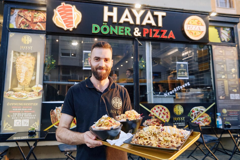 Stolz präsentiert Chef Majd Alyoub (27) vor seinem Striesener Döner-Imbiss sein Angebot.