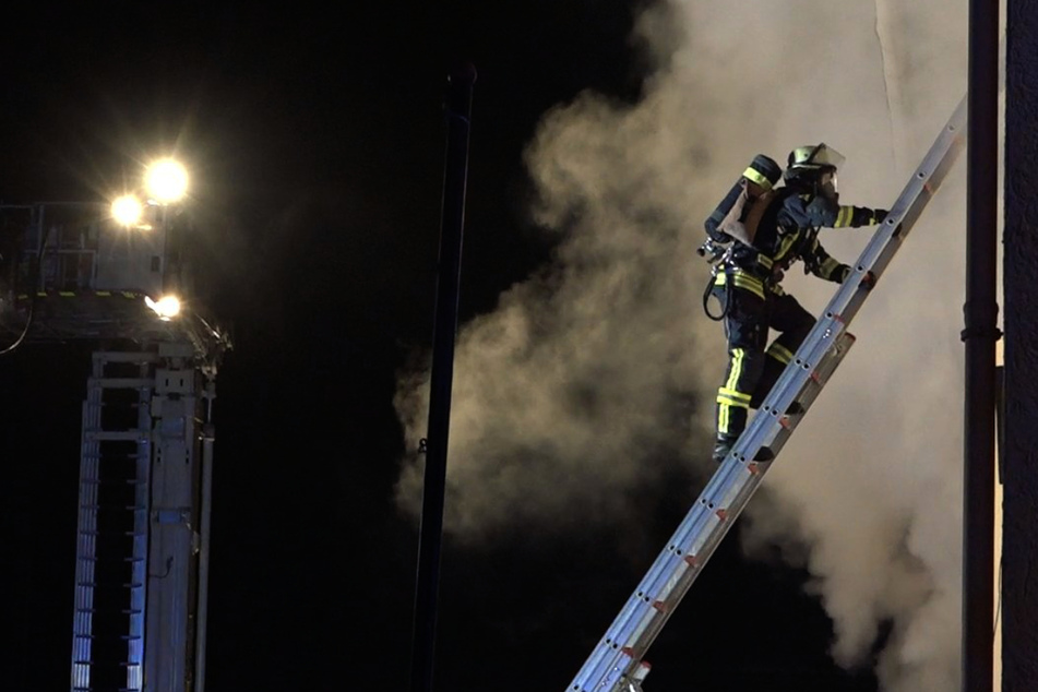 Die Feuerwehr musste mehrere Menschen aus den oberen Stockwerken des Wohnhauses retten.