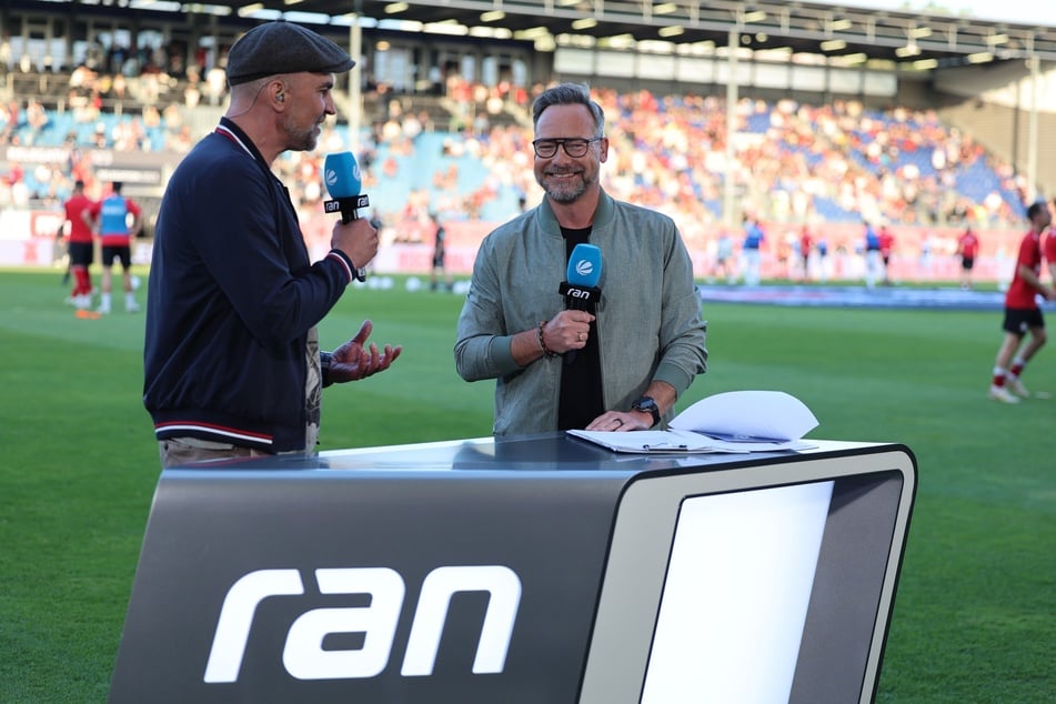 Moderator Matthias Opdenhövel (55, r.) führt heute durch die Relegations-Sendung.