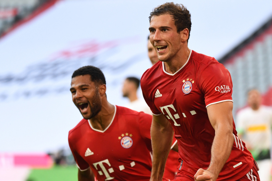 Leon Goretzka (r) bejubelt sein Tor zum 2:1 mit Serge Gnabry.