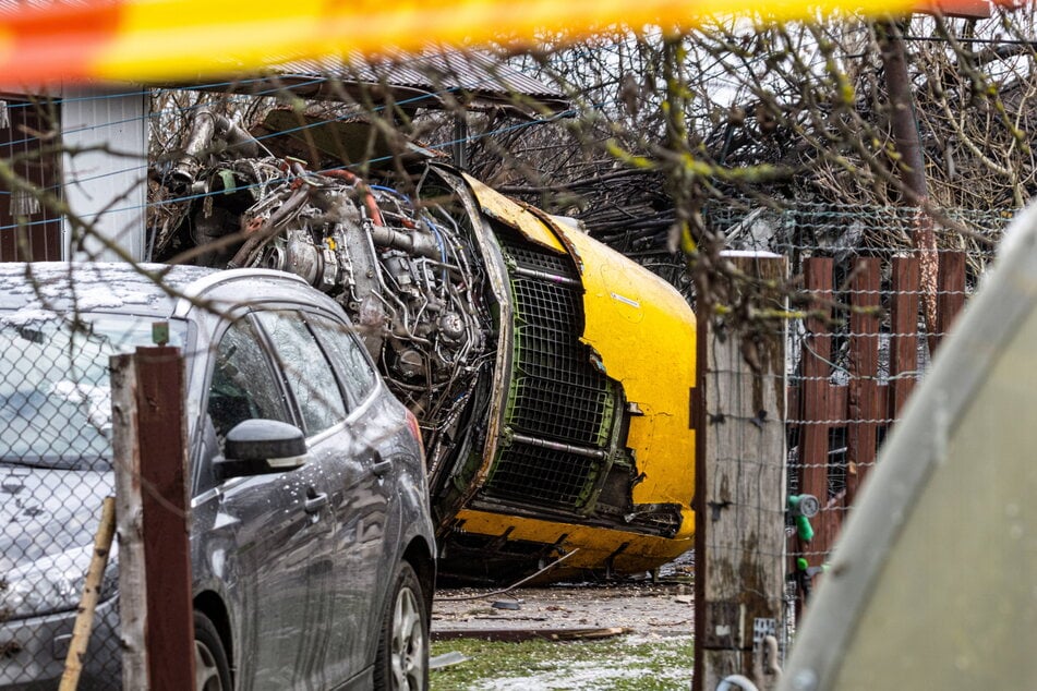 Ein abgerissenes Triebwerk der Boeing 737 liegt im Garten eines Mehrfamilienhauses. Kurz vor dem Aufprall soll der Pilot noch versucht haben, die Maschine hochzuziehen.