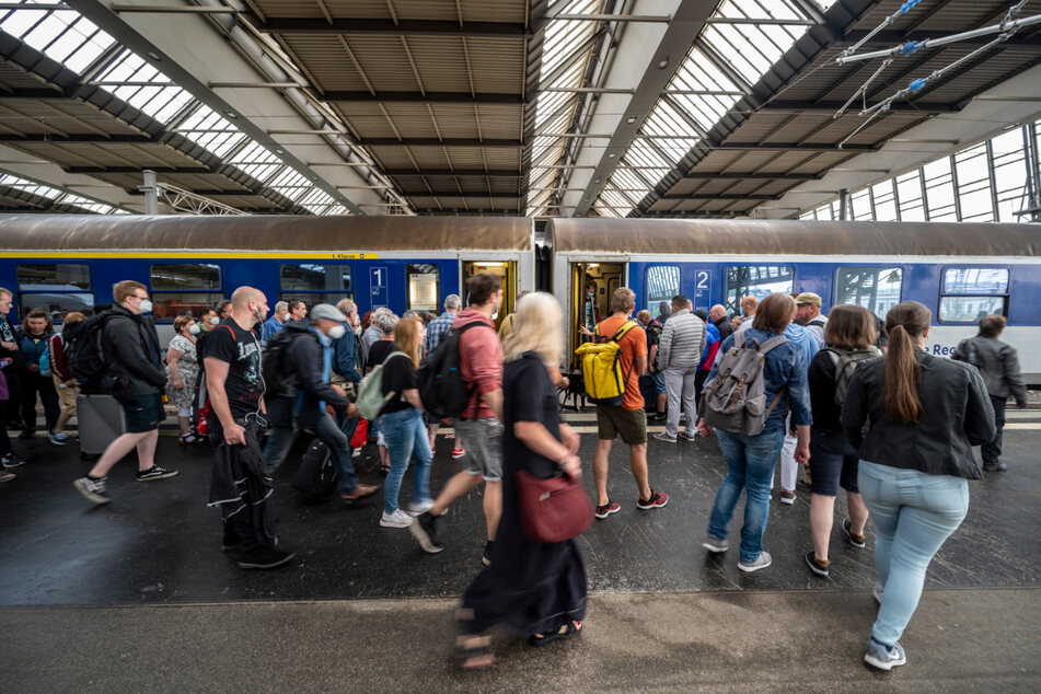 Am Chemnitzer Hauptbahnhof waren mehrere Züge nach Leipzig überfüllt, sodass Passagiere an den Bahnsteigen zurückblieben.
