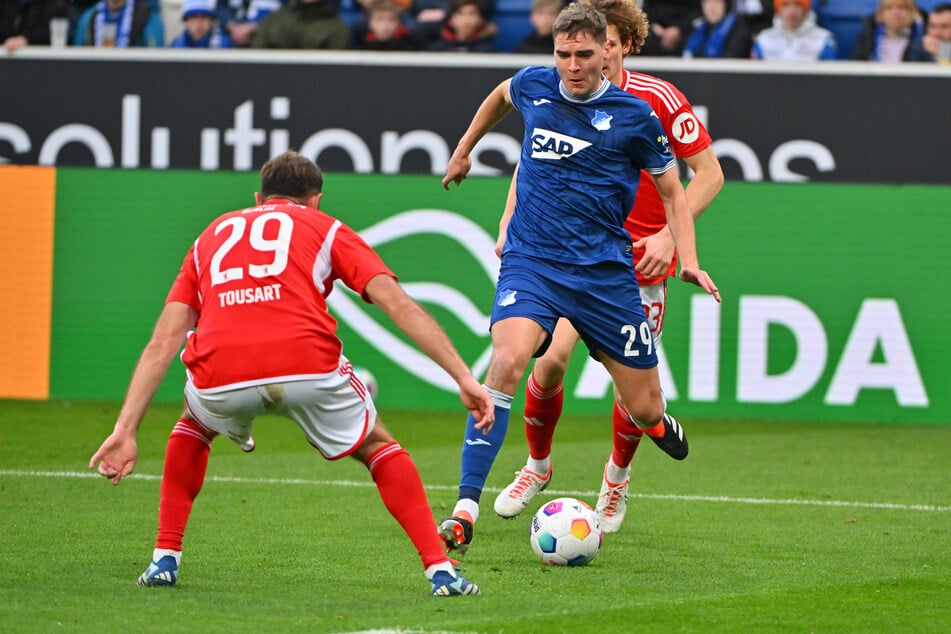 Hoffenheims Robert Skov (r.) spielte gegen Lucas Tousart von Union Berlin und wird nun bald selbst ein Eiserner.