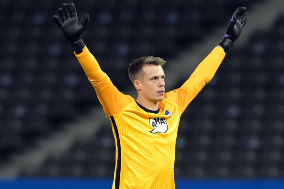 Alexander Schwolow (28) reißt jubelnd die Arme nach oben. Dieses Gefühl möchte der Hertha-Torwart in Zukunft gerne öfters erleben.