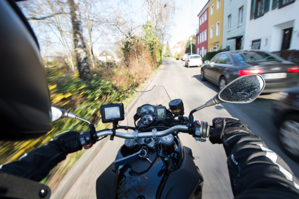 Der Motorradfahrer starb noch an der Unfallstelle. (Symbolbild)