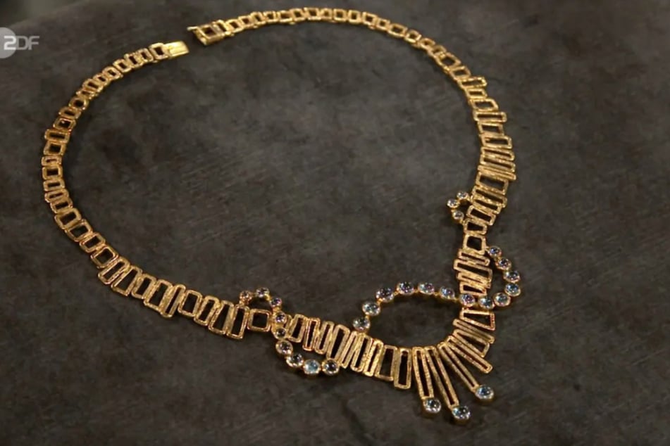 Das Collier aus 750er-Gelbgold wurde von Goldschmiedin Käthe Ruckenbrod gefertigt und mit 28 Aquamarinen besetzt.
