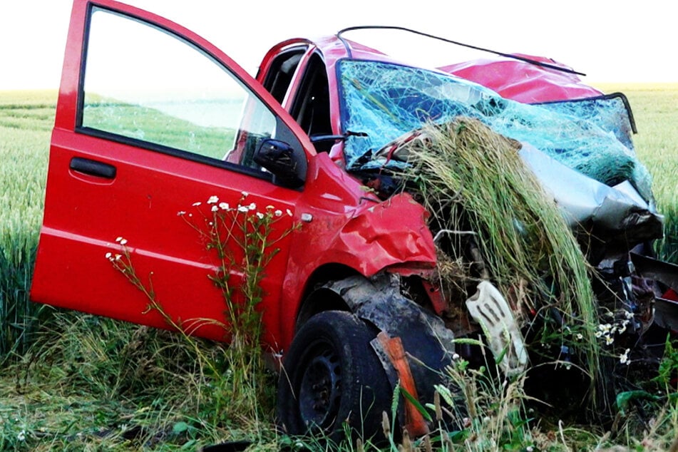 Tragischer Unfall im Landkreis Würzburg: Der Fahrer eines roten Fiat-Pandas erlitt tödliche Verletzungen.