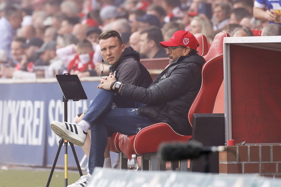 Pele Wollitz (60, r.) zeigte sich rund um das Essen-Spiel überaus angespannt, war nicht wirklich gut zu sprechen.