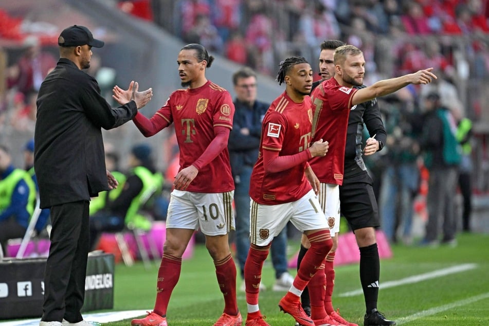 Der vierte Offizielle wirft Leroy Sané (30) einen irritierten Blick hinterher.