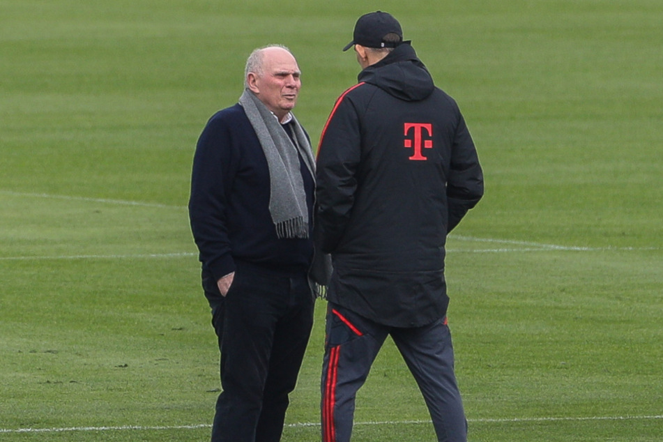 Ehrenpräsident Uli Hoeneß (71, l.) und Chef-Trainer Thomas Tuchel (49) im Gespräch auf dem Trainingsplatz.