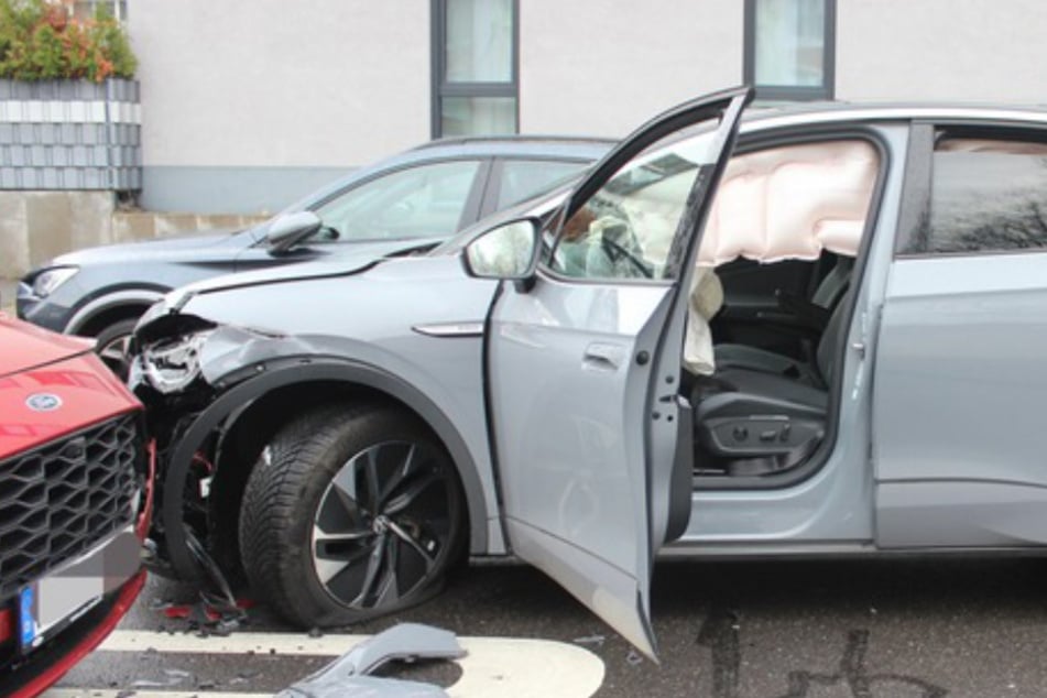 Der graue VW des 34-Jährigen wurde durch den Unfall stark beschädigt.