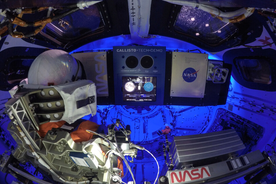 In der "Orion"-Raumkapsel der "Artemis 1"-Mission wird neue Technik erprobt, die zukünftigen Raumfahrern eine Sprachsteuerung ermöglichen soll.