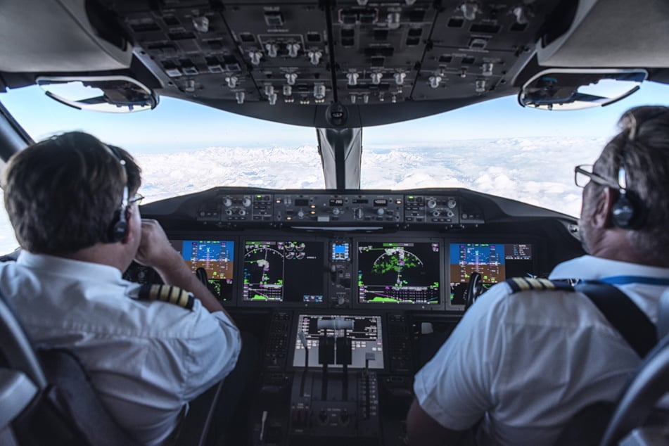 Schockansage bei Linienflug: "Pilot ist tot, müssen sofort notlanden"
