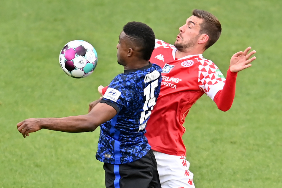 Abstiegskampf in Mainz. Herthas Jhon Cordoba (l.) lieferte sich wie hier mit Stefan Bell viele Zweikämpfe.