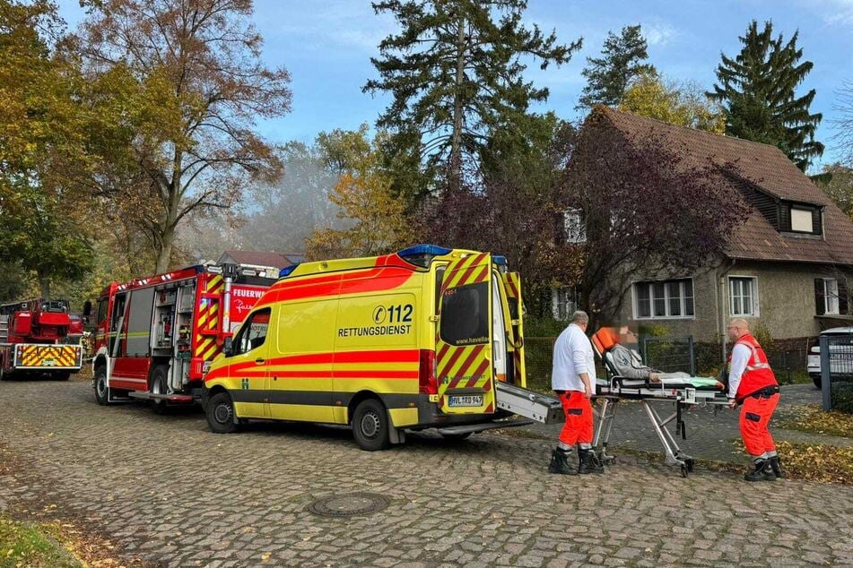Ein Bewohner wurde von Rettungskräften ins Krankenhaus gebracht.