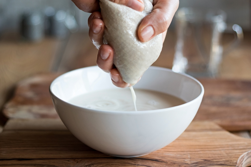Um eine milchige Konsistenz ohne Mandelstücke herzustellen, sollte man ein sehr feines Medium zum Passieren der Mandelmilch verwenden.