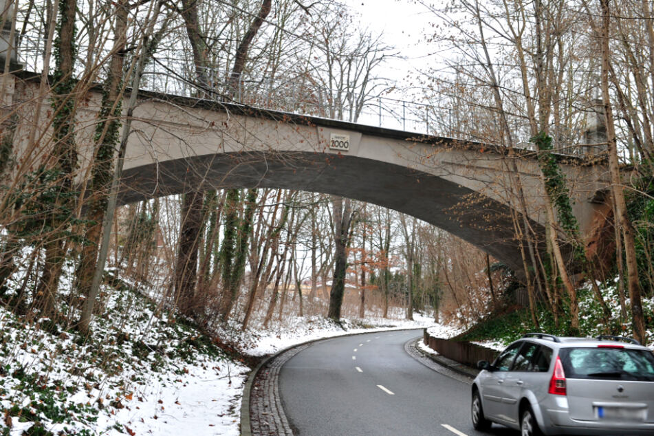 Tatort Heinrich-Heine-Straße in Crimmitschau: Von dieser Brücke warfen Kinder oder Jugendliche schon mindestens dreimal Schnee und Eis auf Autos.
