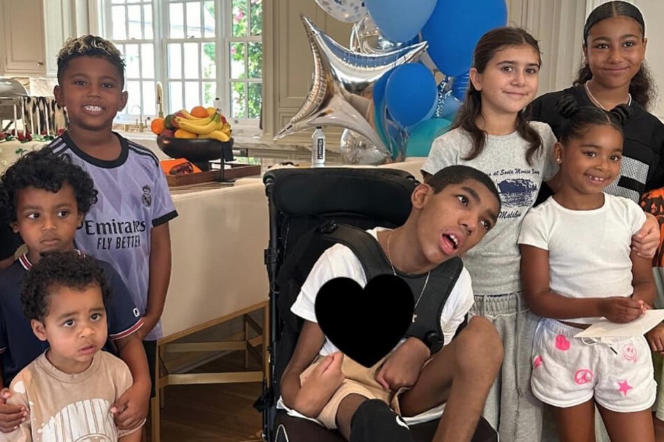 Amari Thompson (c.) has developed a close bond with the Kar-Jenner kiddos.