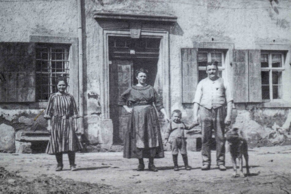 Ein historisches Bild der Familie - rechts das Ehepaar Klara Kamilla und Paul Süss mit Sohn Karl, dem letzten Müller.