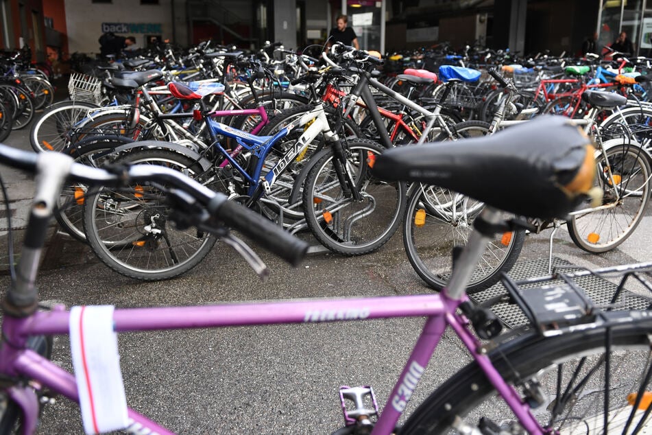 An Fahrradabstellplätzen, wie hier am Münchner Hauptbahnhof, stehen auch zahlreiche Schrott-Räder.