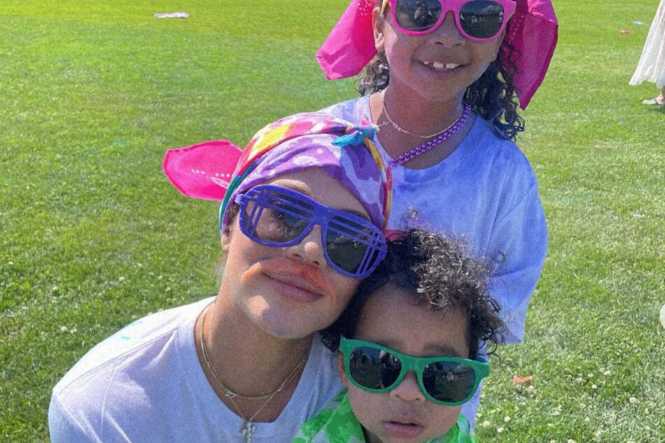 Khloé Kardashian (l.) and her two kids True (top r.) and Tatum Thompson got into some colorful fun over the July 4th holiday weekend.