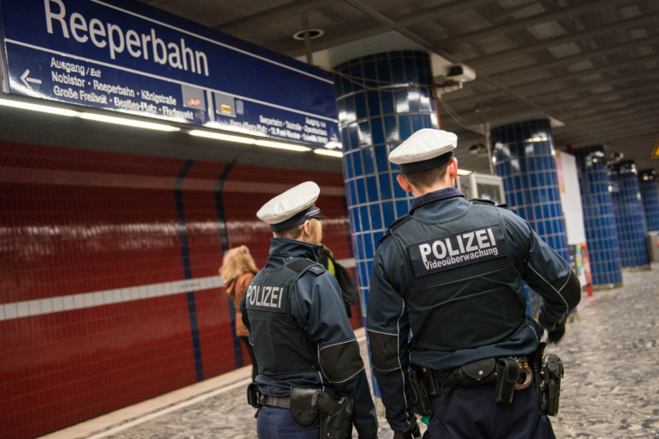 Polizisten sind an der Reeperbahn im Einsatz.